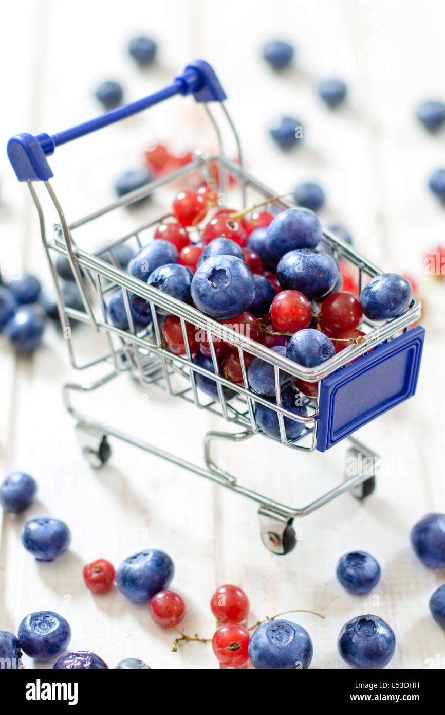 Trolley pieno con i frutti di bosco.Il fuoco selettivo sulla parte anteriore mirtillo e ribes Foto Stock