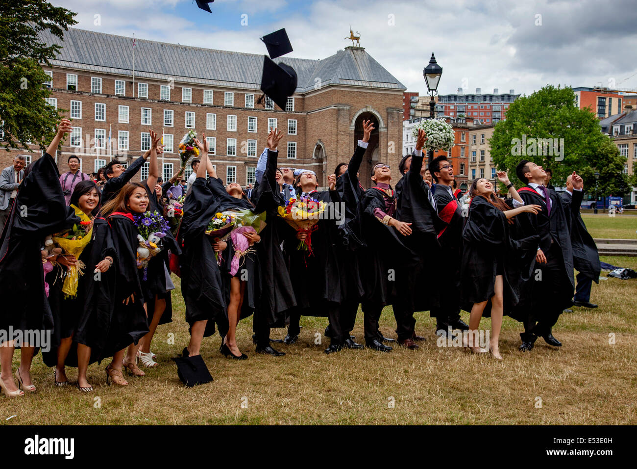 Gli studenti di laurea presso l Università di Western Inghilterra buttare i loro cappelli in aria alla loro cerimonia di laurea, Bristol, Inghilterra Foto Stock