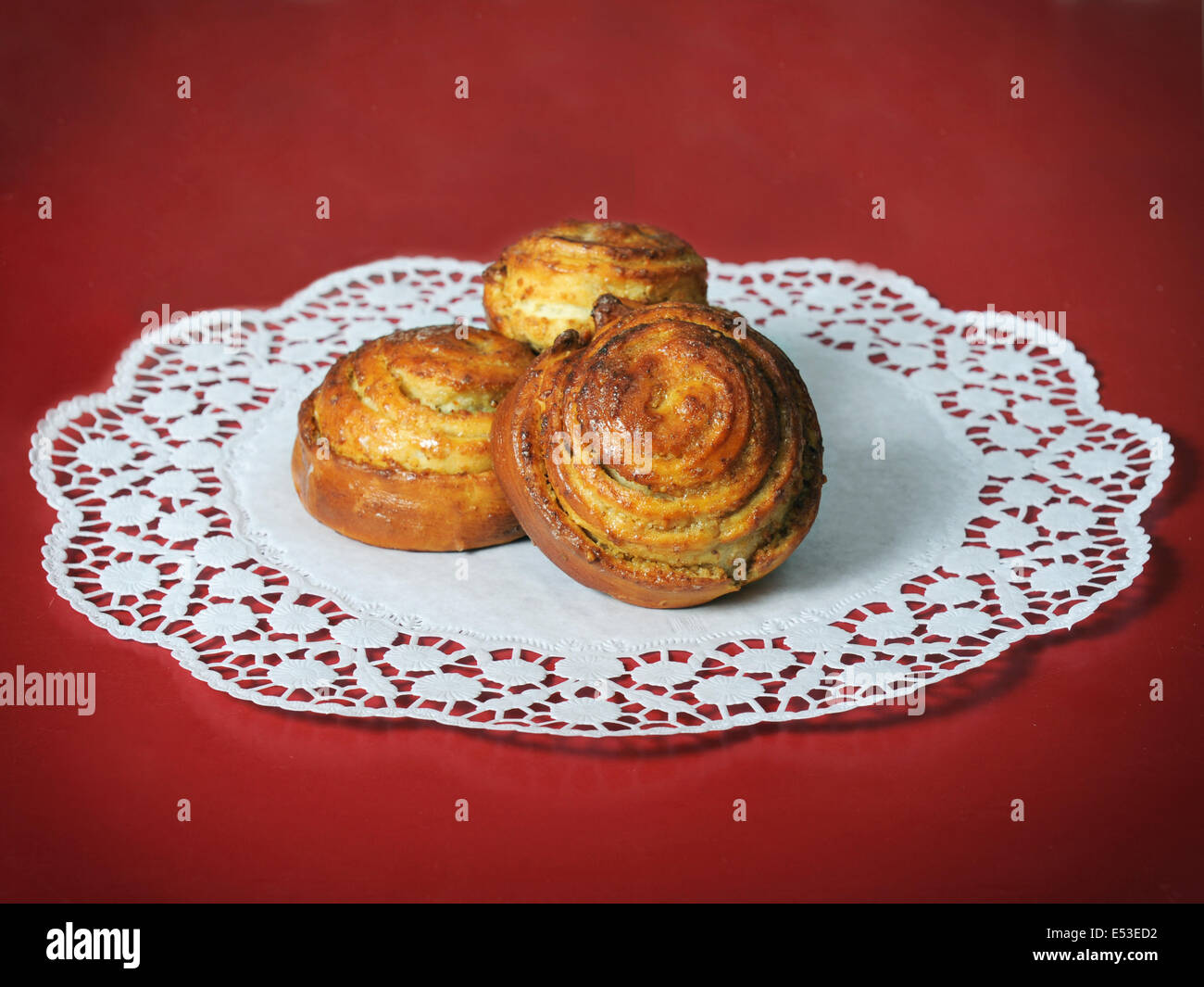 Panini con le noci su uno sfondo rosso Foto Stock