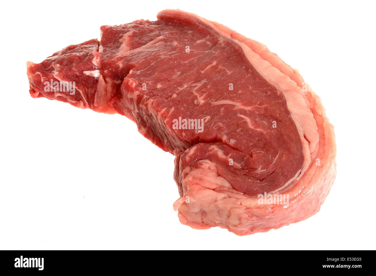 Crudo fresco magro crudo lombata di carne di manzo, pronto a cucinare, isolata contro uno sfondo bianco, Tracciato di ritaglio e nessun popolo Foto Stock