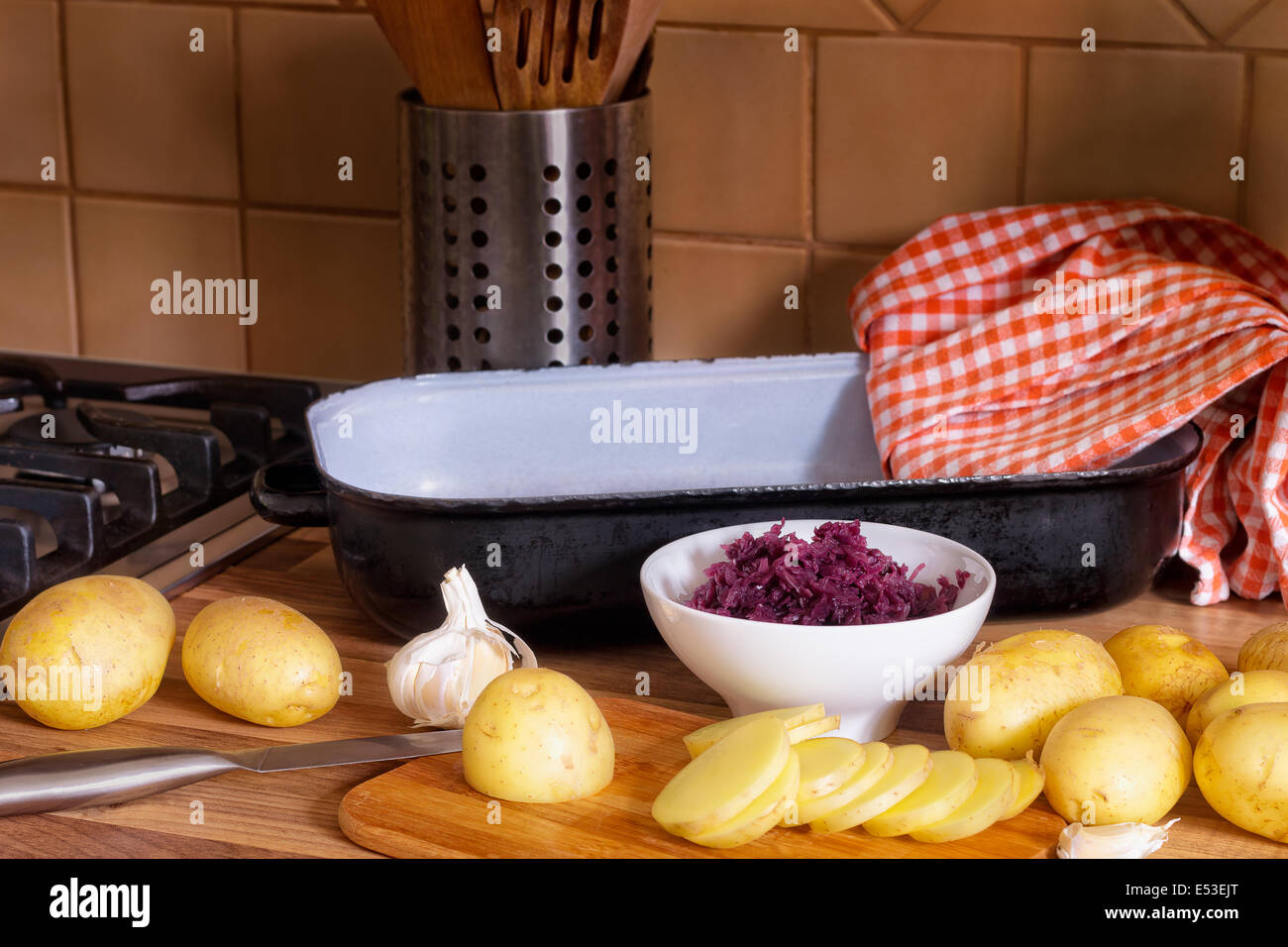 Patate di primizia, una ciotola di Cavolo sott'olio e aglio. Ingredienti per la cottura. Foto Stock