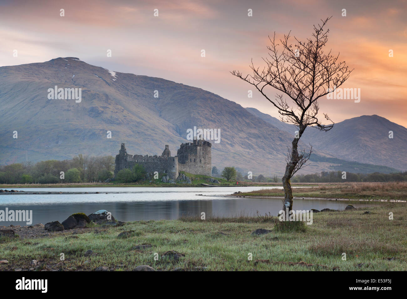 Kilchurn Castle visto oltre Kilchurn Bay, Loch Awe a sunrise, Argyll and Bute, Scotttish Highlands, Scozia Foto Stock