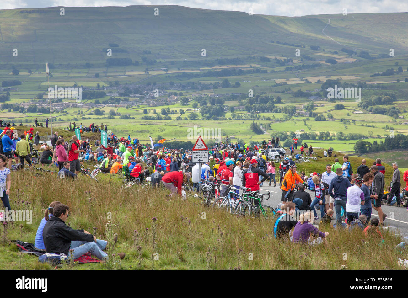 Gli spettatori in attesa dell'arrivo del 2014 Tour de France sul tubo di burro Pass, North Yorkshire, Inghilterra, Regno Unito Foto Stock