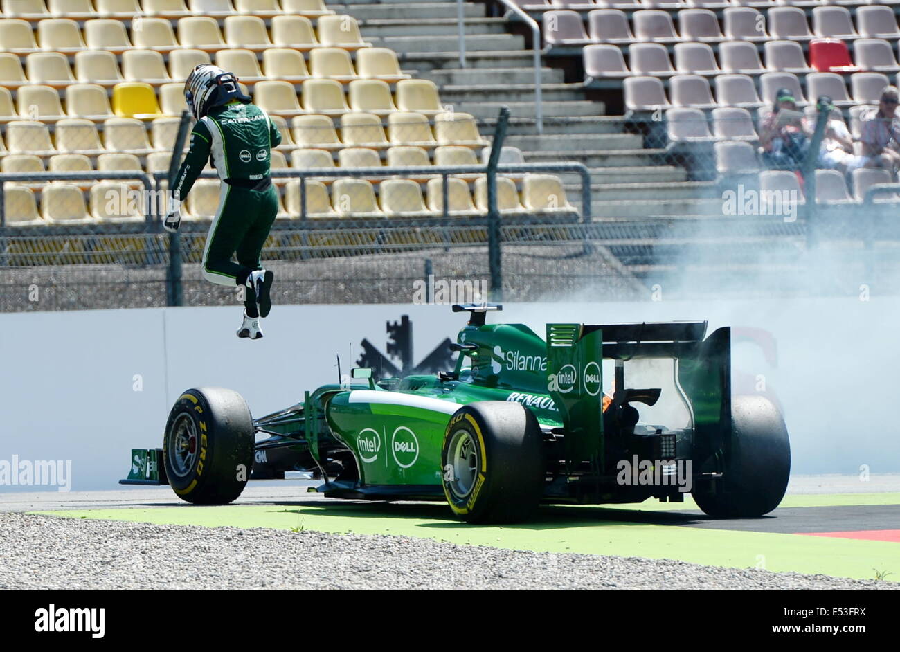 Hockenheim, Germania. 18 Luglio, 2014. Giapponese di Formula Uno pilota Kamui Kobayashi da team Caterham Renault salta fuori della sua auto fumare durante la seconda sessione di prove libere all'Hockenheimring race track di Hockenheim, in Germania Credito: Azione Sport Plus/Alamy Live News Foto Stock