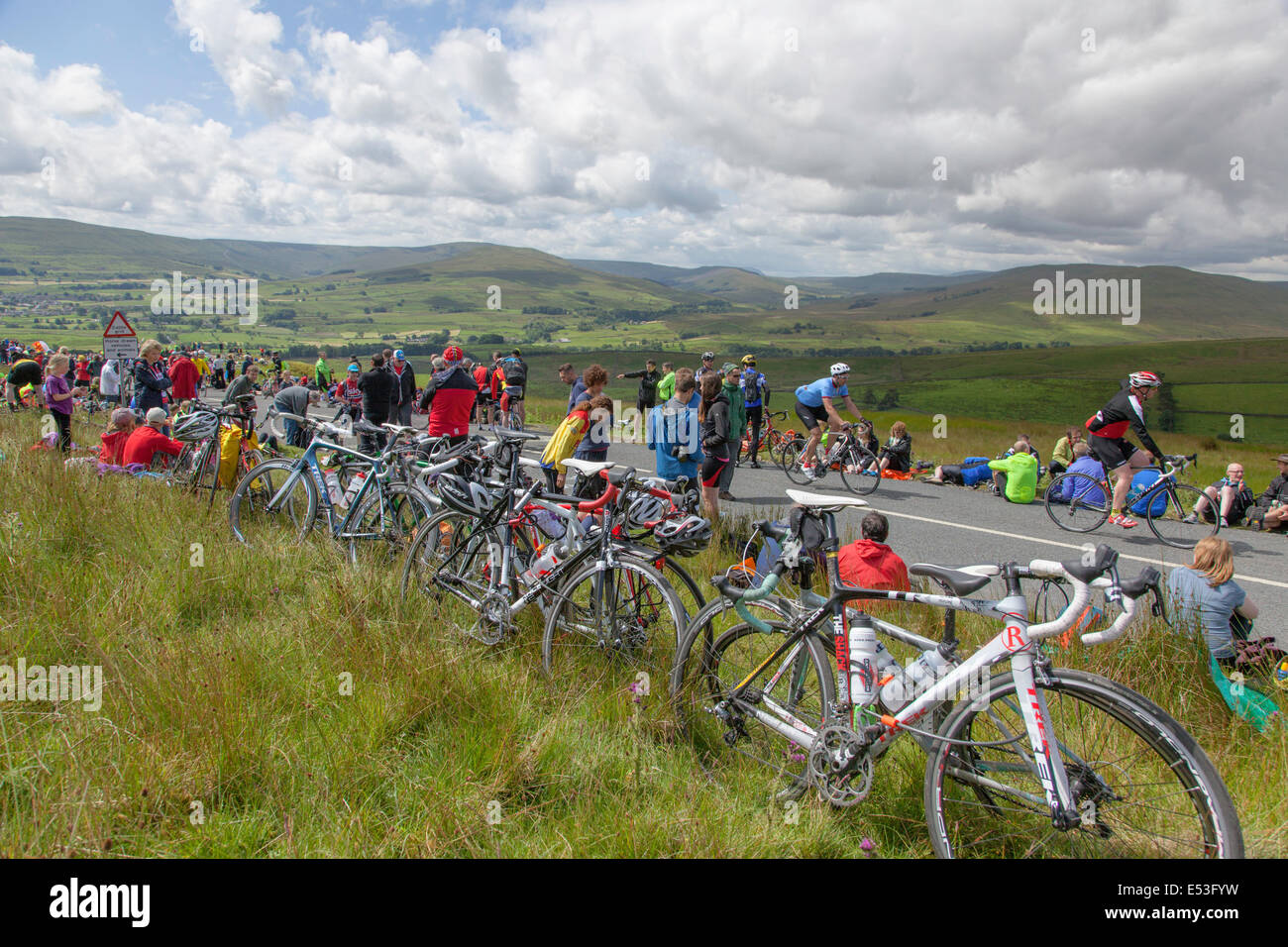 Gli spettatori in attesa dell'arrivo del 2014 Tour de France sul tubo di burro Pass, North Yorkshire, Inghilterra, Regno Unito Foto Stock