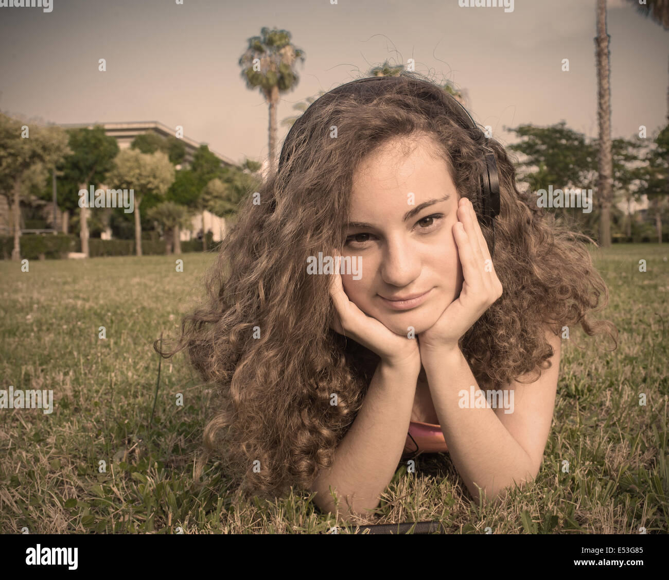 Primo piano di una bionda adolescente bello pensare con capelli ricci immagine filtrata Foto Stock