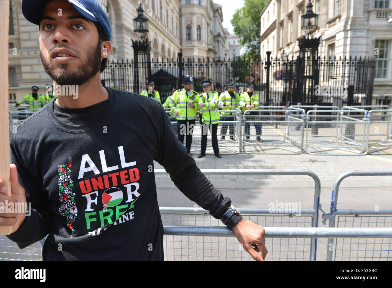 Whitehall, Londra, Regno Unito. Il 19 luglio 2014. Downing Street è isolato da barriere e polizia extra per la marcia di protesta per la solidarietà con la Palestina Credito: Matteo Chattle/Alamy Live News Foto Stock