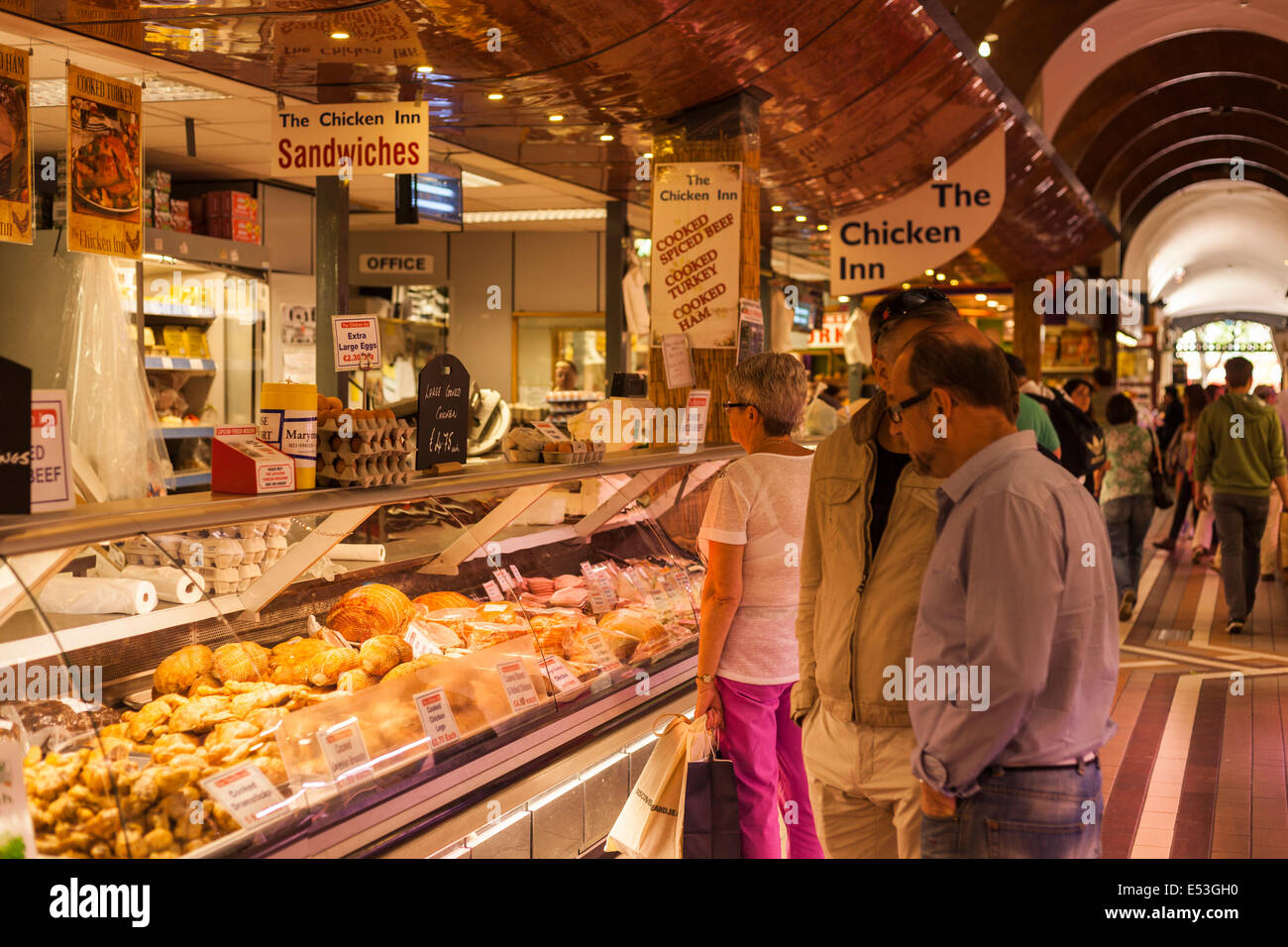 Shoppers queing presso il pollo Inn contatore nel mercato Inglese a Cork, Irlanda. Foto Stock