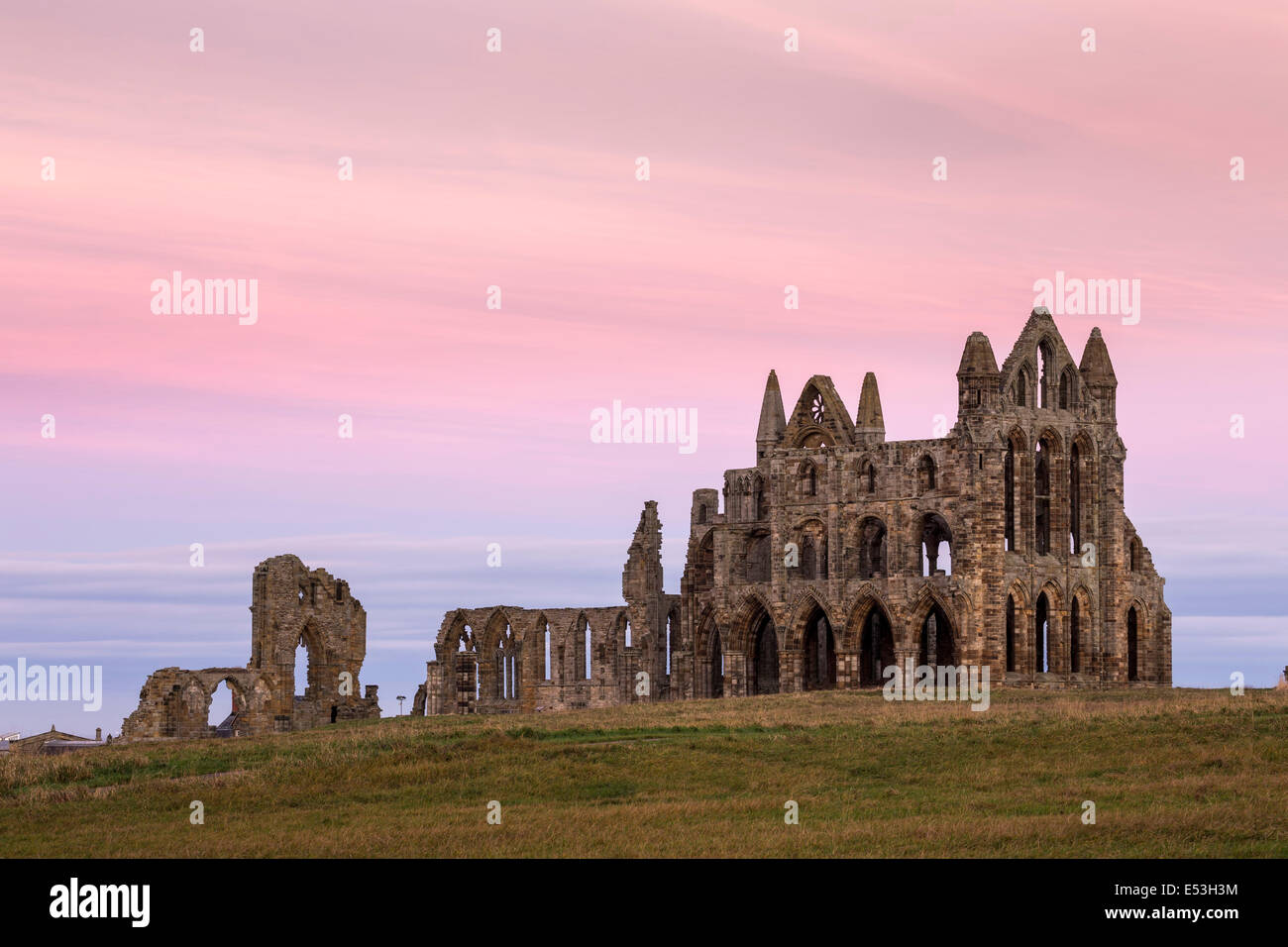 Alba luce su Whitby Abbey, North Yorkshire. Foto Stock