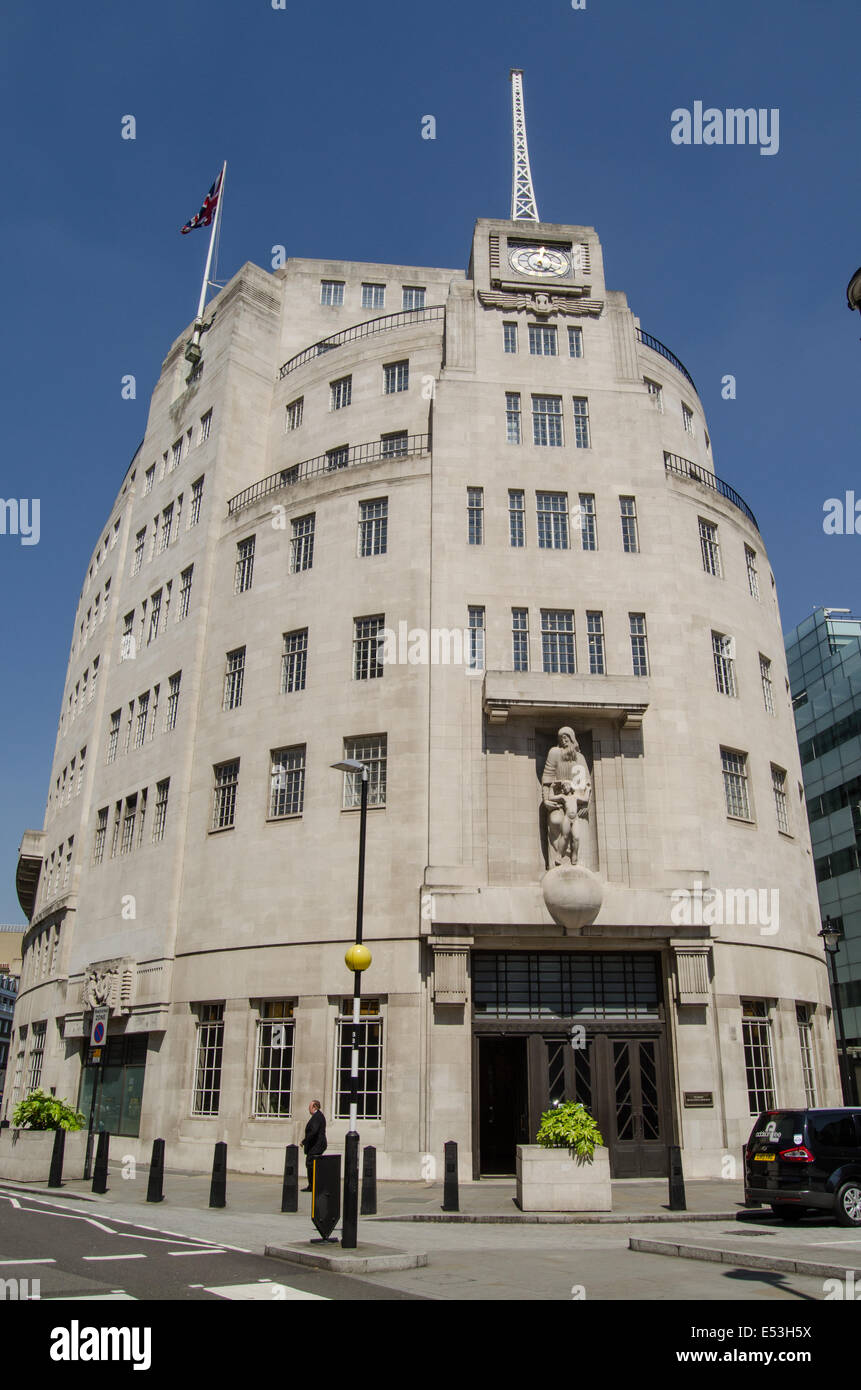 Londra, Inghilterra Maggio 18, 2014: sede della BBC, Broadcasting House, Londra. Presentatore televisivo Andrew Neil camminando passato. Foto Stock