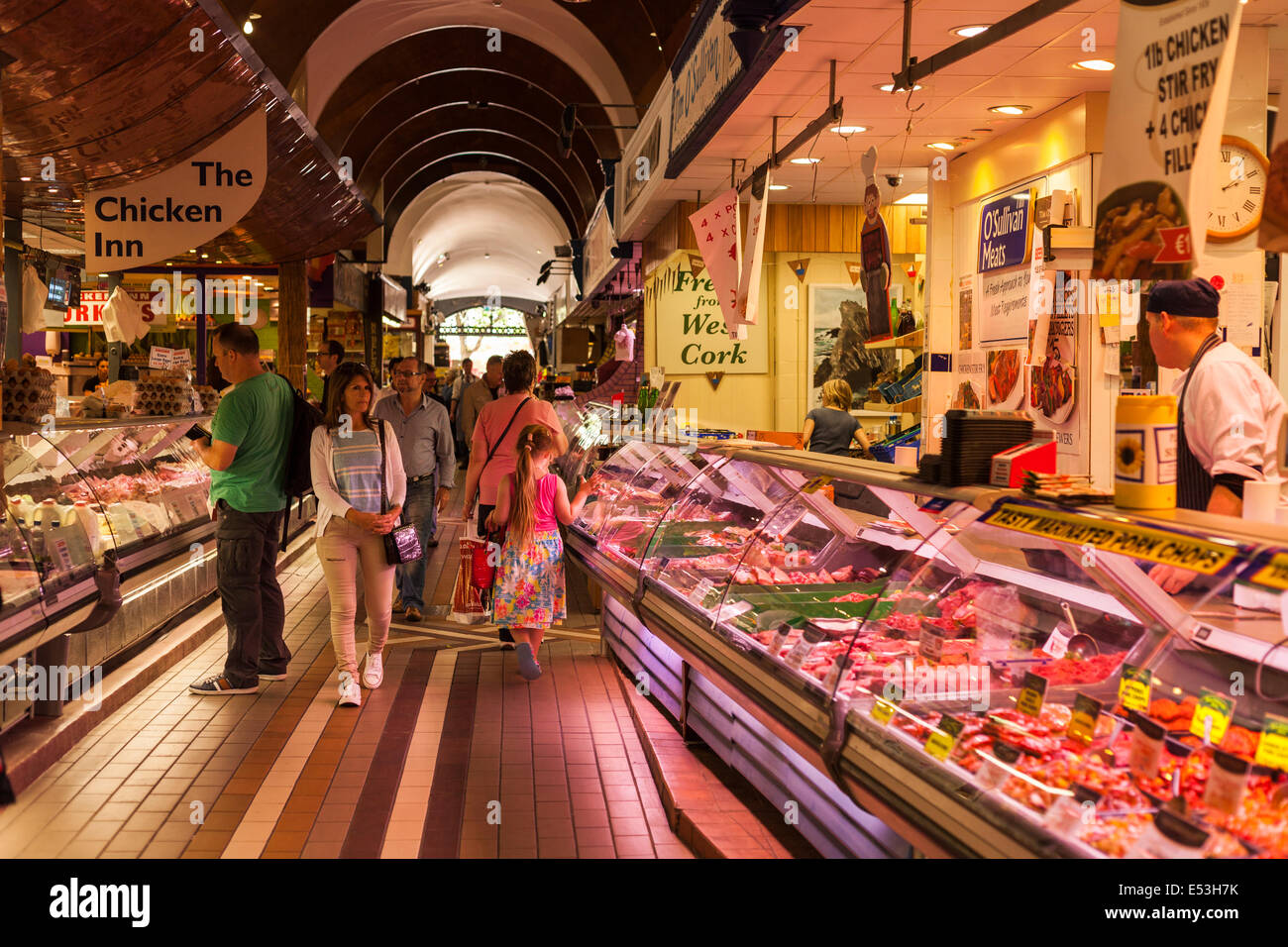 Esplorazione degli acquirenti nel mercato Inglese a Cork, Irlanda. Foto Stock