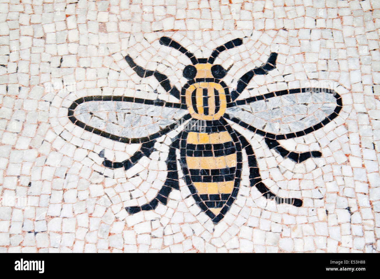 Manchester Town Hall interno, che mostra il pavimento in mosaico al di fuori della sala grande, intarsiato con api. Foto Stock