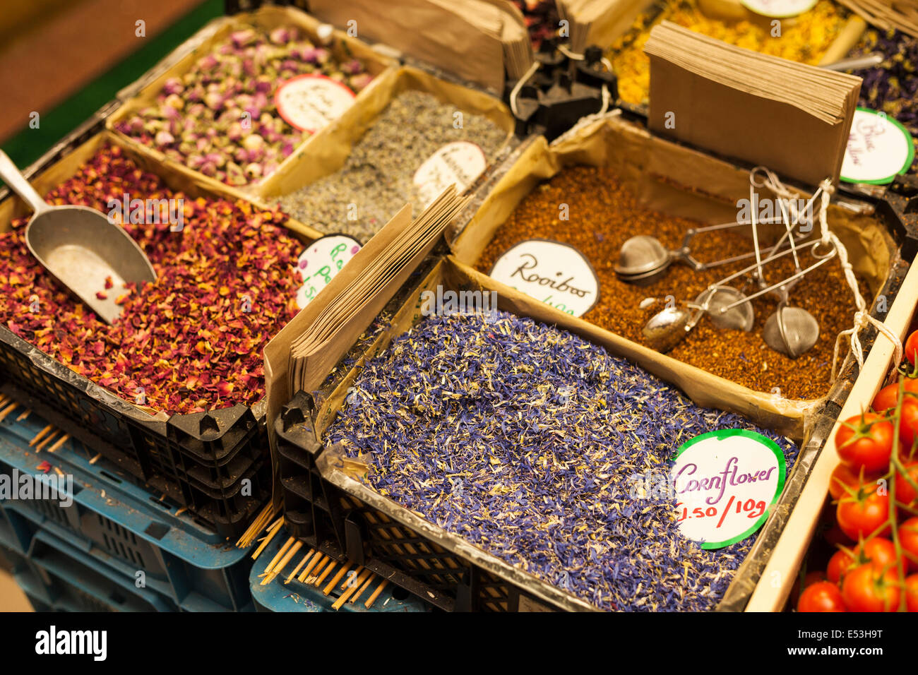 Le erbe in un organico in stallo il mercato inglese a Cork, Irlanda. Foto Stock