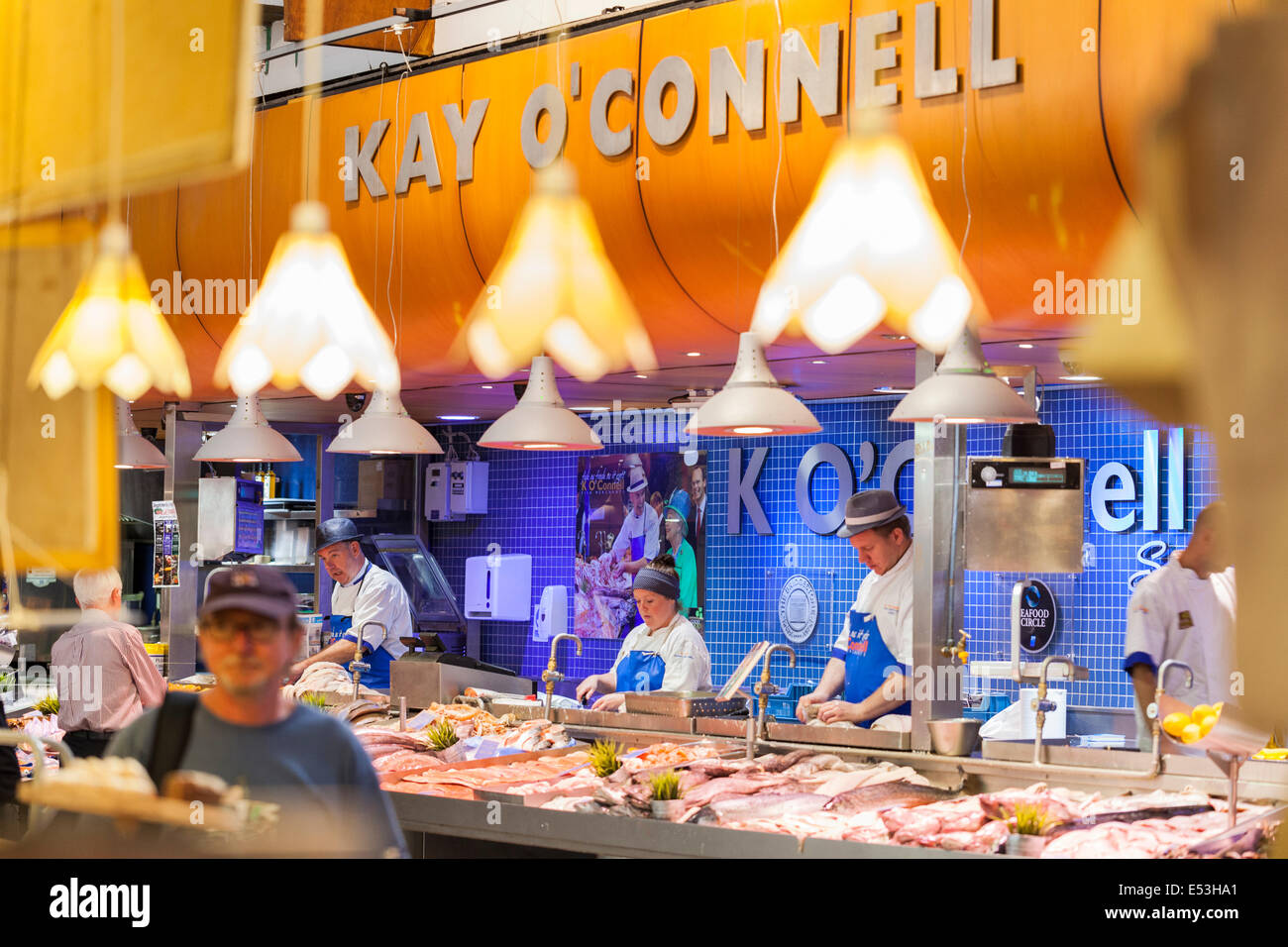Kay O' Connell di stallo pescivendolo al mercato inglese a Cork City, nella contea di Cork, Irlanda. Foto Stock