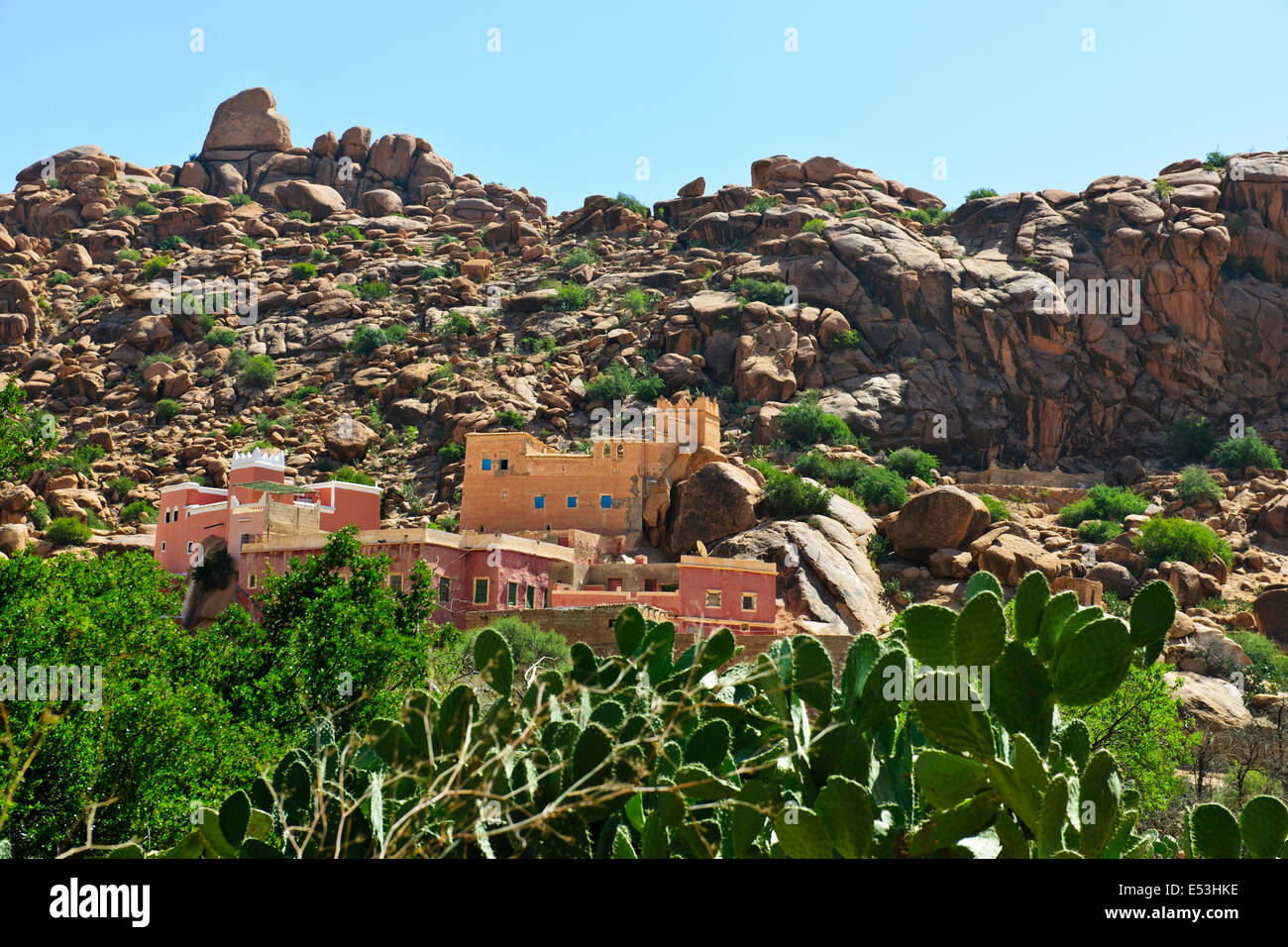 Tafraoute,famoso per la produzione di pantofole,ceste, abbigliamento, gioielli si spegne,circostante paesaggio di montagna,inferiore Atlante,Marocco Foto Stock