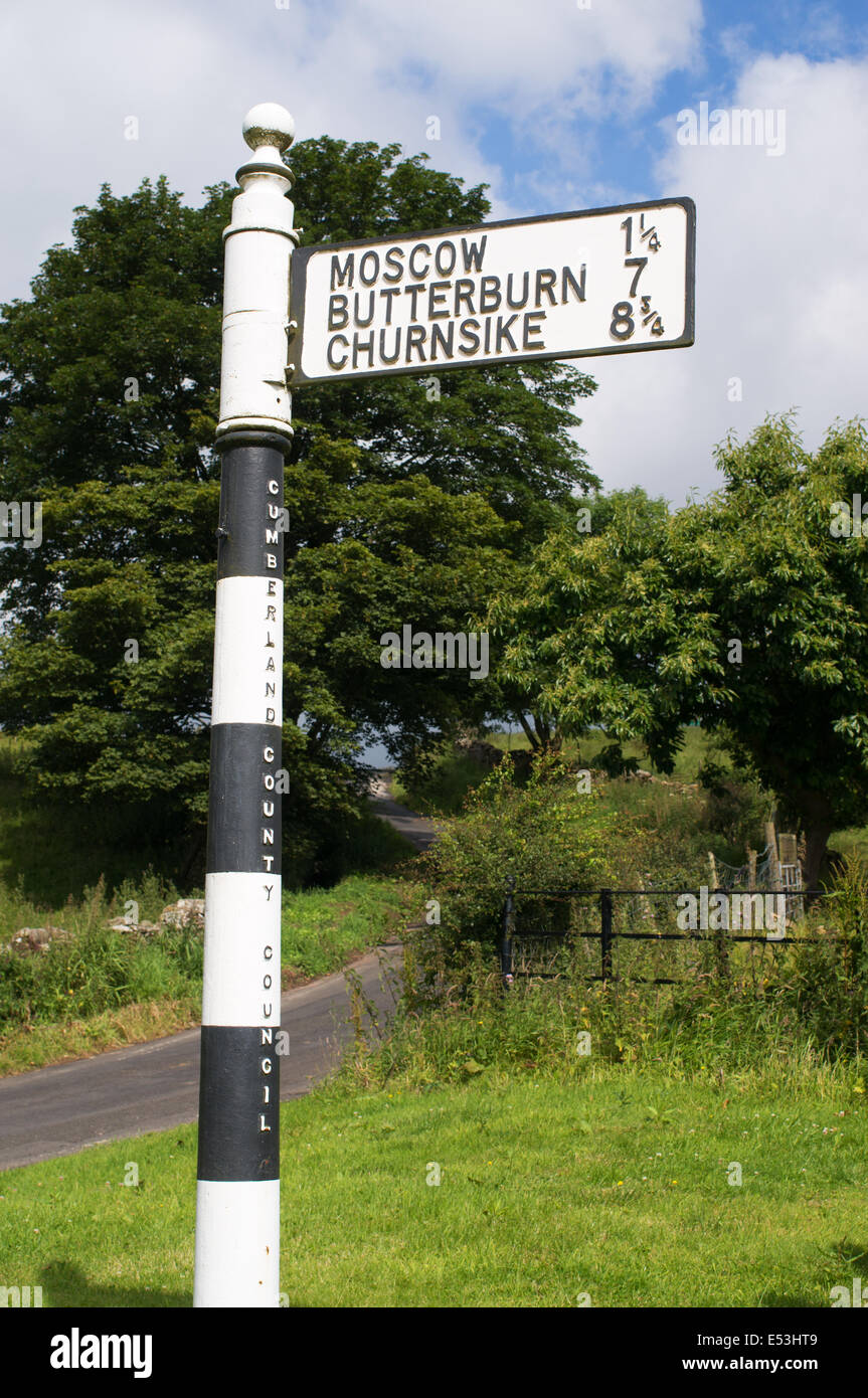 Vecchio ghisa British cartello stradale che puntano a Mosca, Butterburn e Churnsike vicino Gilsland, Cumbria, England, Regno Unito Foto Stock