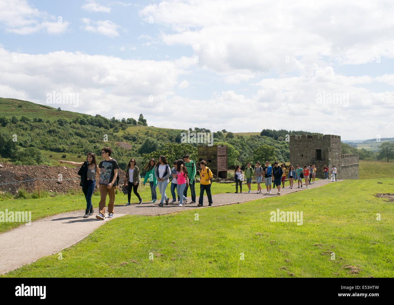 Un gruppo di giovani visitatori di Vindolanda Roman Fort, Northumberland England Regno Unito Foto Stock