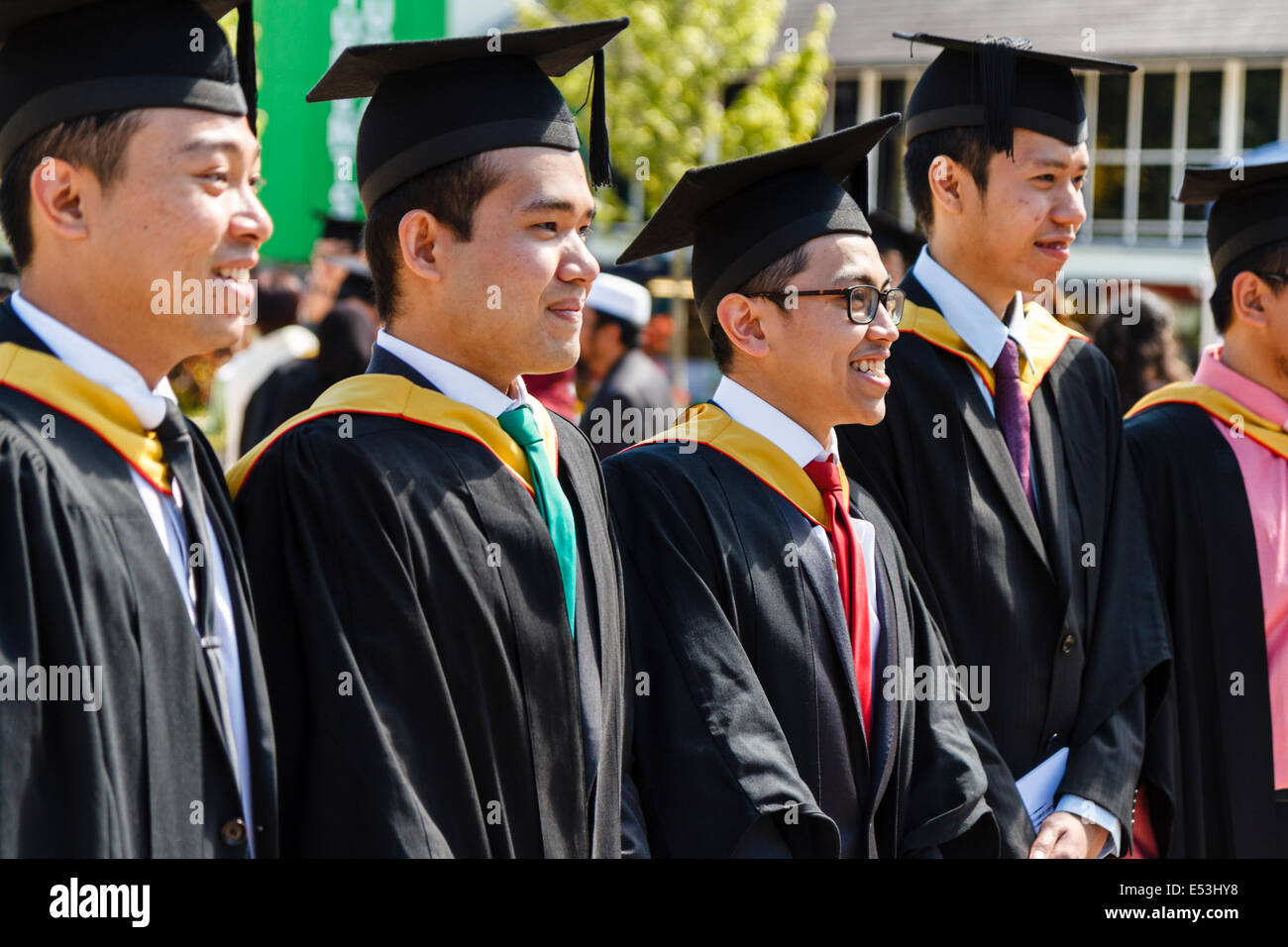 Gli studenti internazionali rappresentano per le fotografie in università il giorno di graduazione, Keele University, Regno Unito Foto Stock