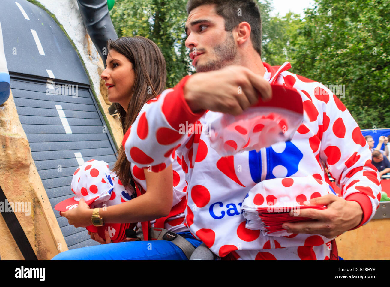 Sponsor' veicoli precedere l'arrivo dei Cavalieri nel Tour de France 2014 terza tappa a Londra, Regno Unito Foto Stock