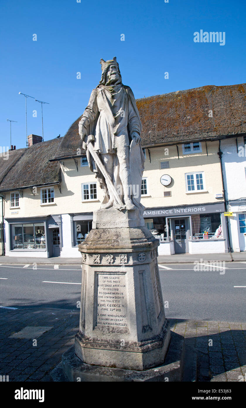 Re Alfredo il Grande statua in luogo di mercato e paglia shop edifici del villaggio di Pewsey, Wiltshire, Inghilterra Foto Stock