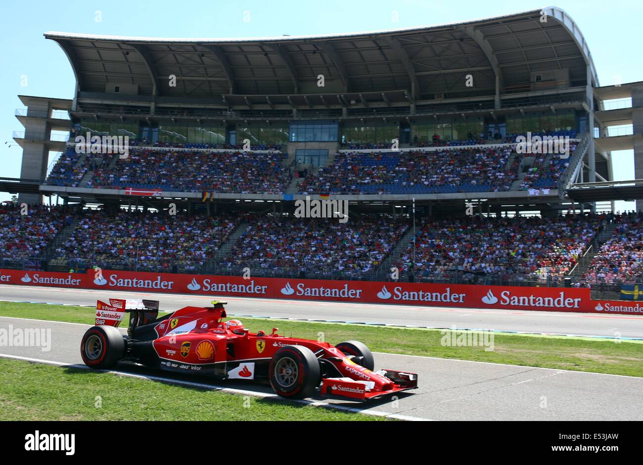 Hockenheim, Germania. 19 Luglio, 2014. Il finlandese pilota di Formula Uno Kimi Raeikkoenen dalla scuderia Ferrari unità in pit lane durante la qualifica al Hockenheimring race track di Hockenheim, in Germania, il 19 luglio 2014. Il Gran Premio di Formula Uno di Germania avrà luogo il 20 luglio 2014 all'Hockenheimring. Foto: Jens BUETTNER/DPA/Alamy Live News Foto Stock