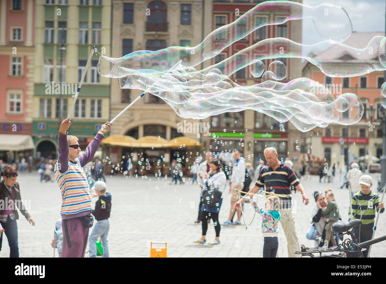 Tha uomo rendendo le bolle di sapone di Wroclaw il Mercato Vecchio Foto Stock