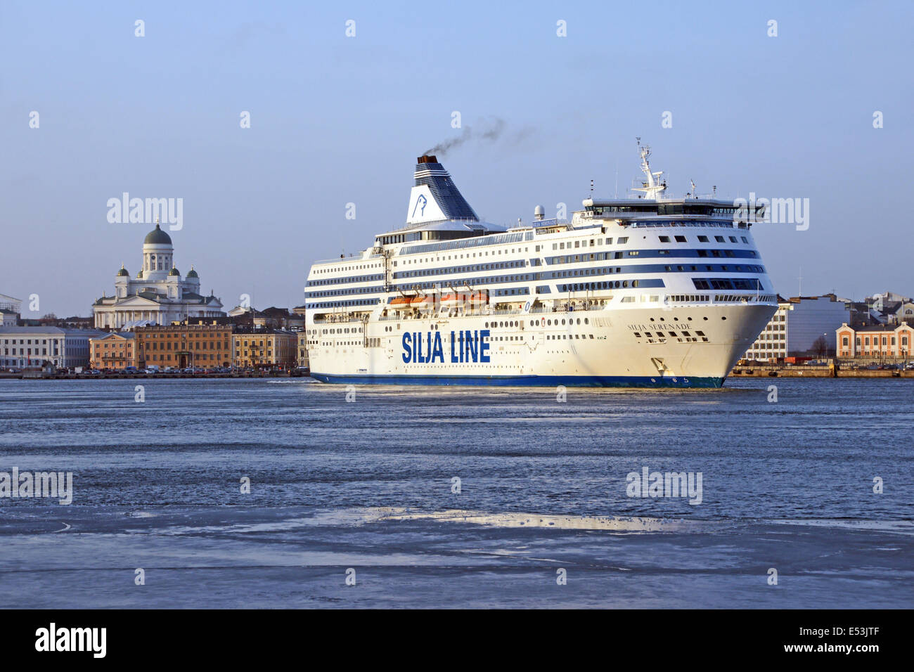 Silja Line traghetto Silja Serenade di lasciare il porto di Helsinki in Helsinki Finlandia voce per Mariehamn Foto Stock