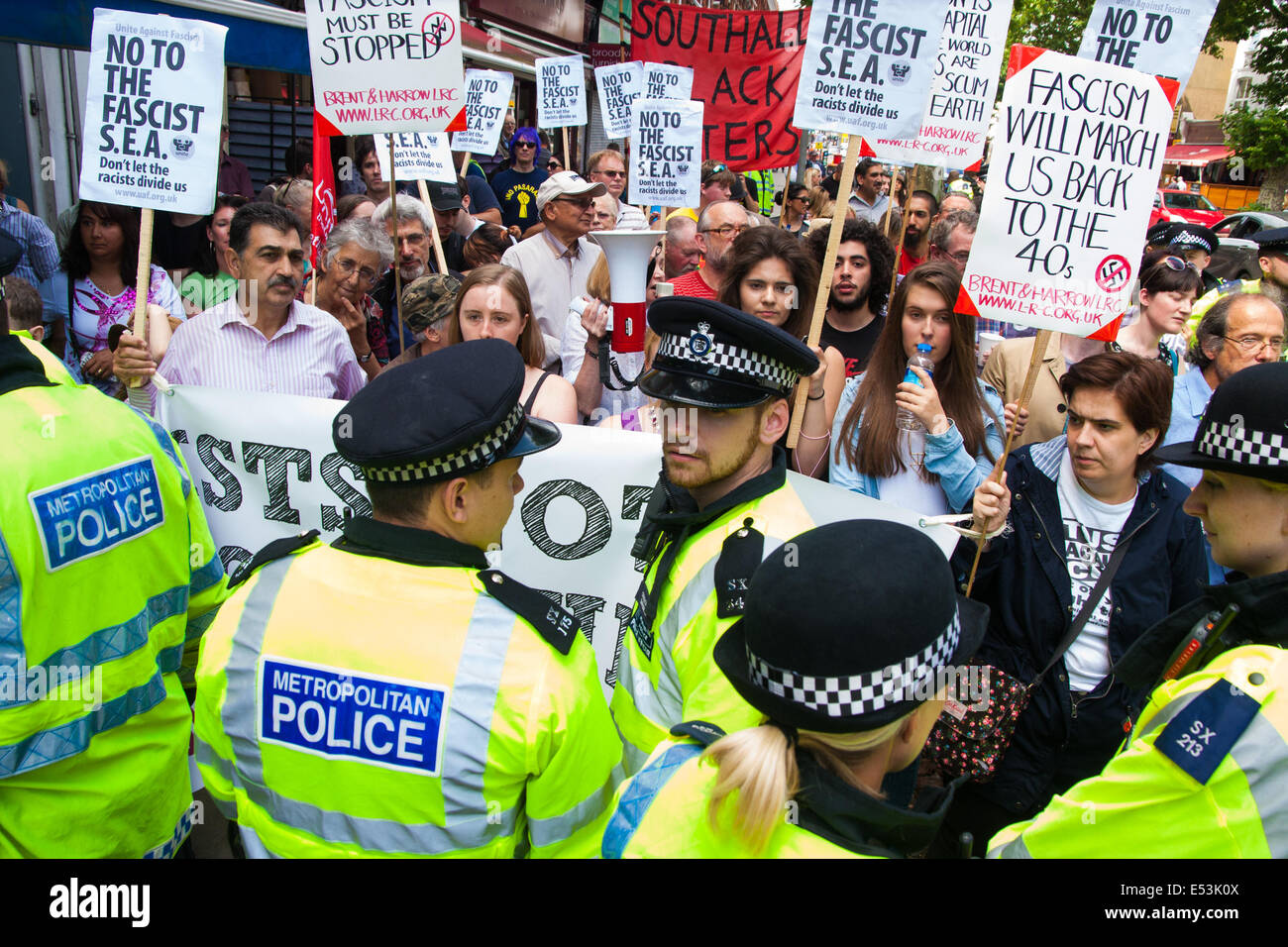 Cricklewood, Londra, 19 luglio 2014. Anti-fascisti sono tenuti sotto controllo dalla polizia come essi pesantemente superano il numero 13 anti-islamisti dalla "Sud Est Alliance' Come essi dimostrano al di fuori degli uffici di Londra di Egitto la Fratellanza musulmana. Credito: Paolo Davey/Alamy Live News Foto Stock