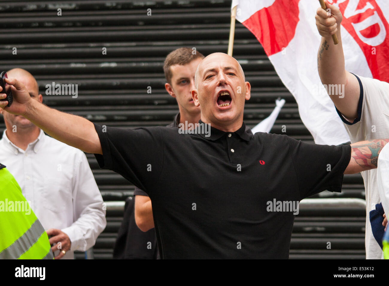 Cricklewood, Londra, 19 luglio 2014. Uno dei tredici anti-islamisti dall'estrema destra "Sud Est Alliance' trades insulti con i punteggi di anti-fascista contro i dimostranti al di fuori degli uffici di Londra di Egitto la Fratellanza musulmana. Credito: Paolo Davey/Alamy Live News Foto Stock