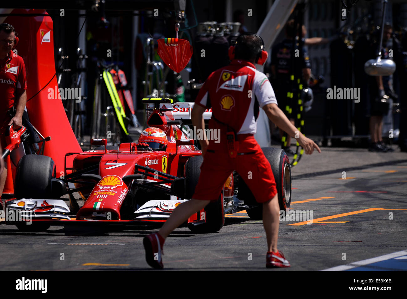 Hockenheim, Germania. 19 Luglio, 2014. Il finlandese Formula One racing driver Kimi Raeikkoenen dalla scuderia Ferrari manzi la sua auto attraverso la pit lane durante il associati alla promozione all'Hockenheimring race track di Hockenheim, in Germania, il 19 luglio 2014. Il Gran Premio di Formula Uno di Germania avrà luogo il 20 luglio 2014 all'Hockenheimring. Foto: DAVID EBENER/DPA/piscina/dpa/Alamy Live News Foto Stock