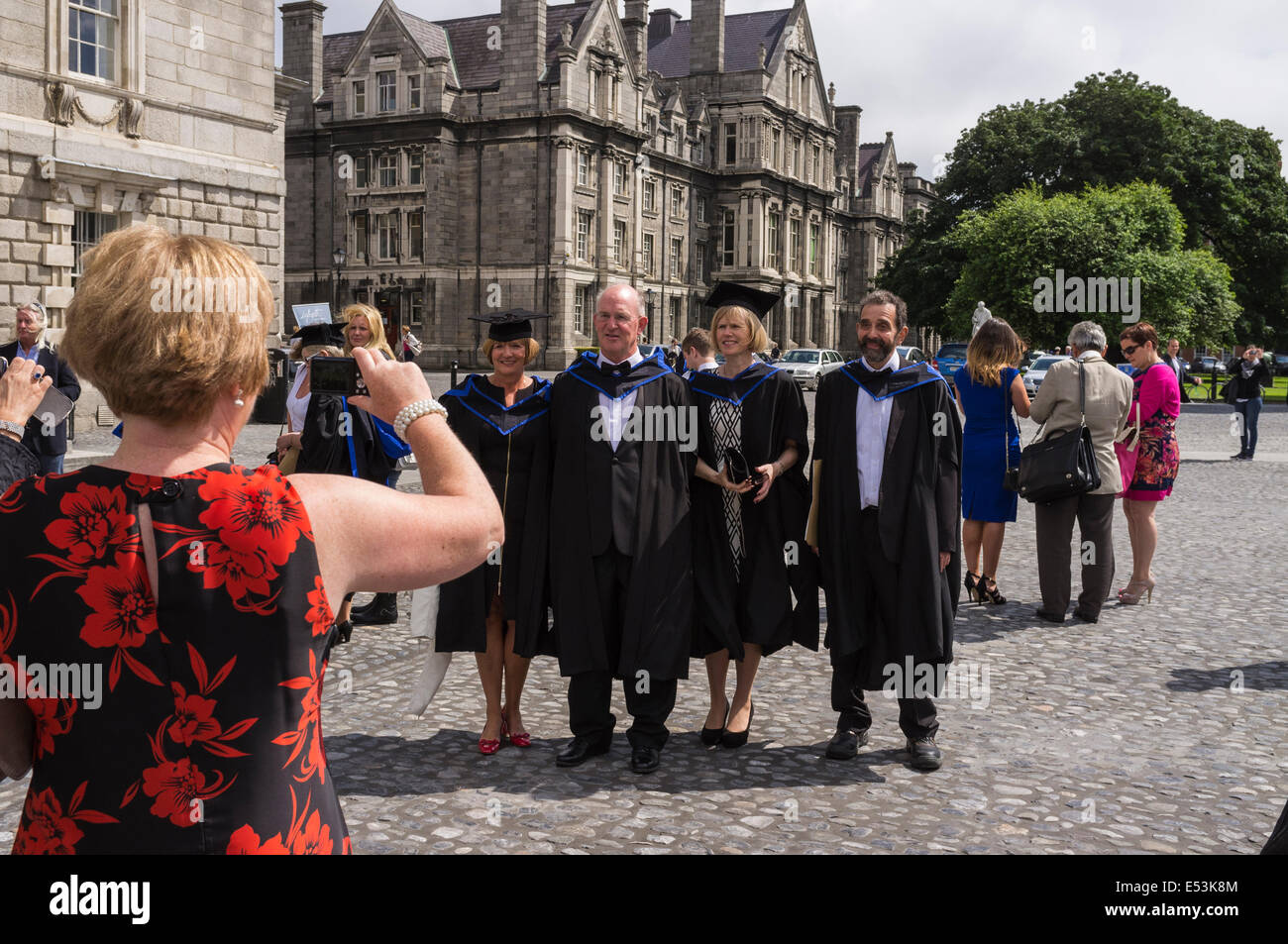 Gli studenti sul giorno di graduazione nella piazza principale di cap e gli abiti di ricevere i loro certificati, il Trinity College di Dublino, Irlanda Foto Stock