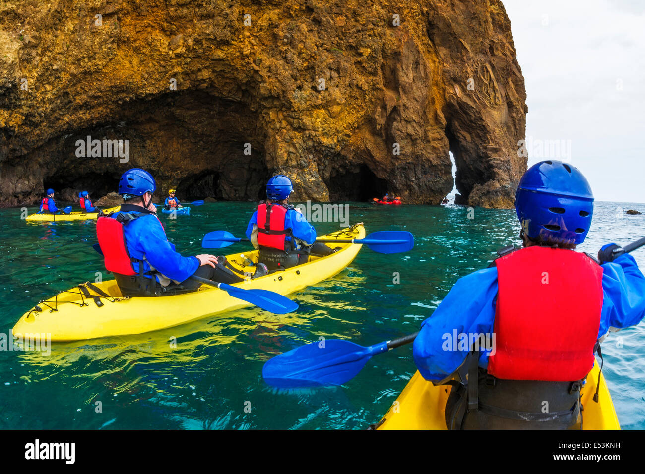 Kayak di mare sull isola di Santa Cruz, il Parco Nazionale delle Channel Islands, California USA Foto Stock