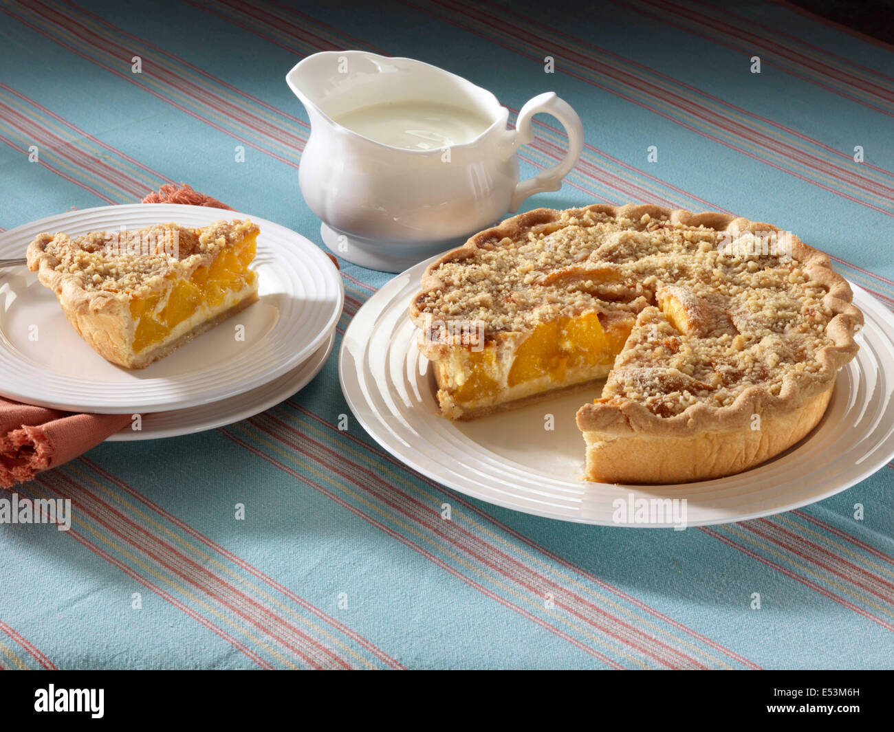 Pesche Tortino di crema American home realizzato dessert Foto Stock