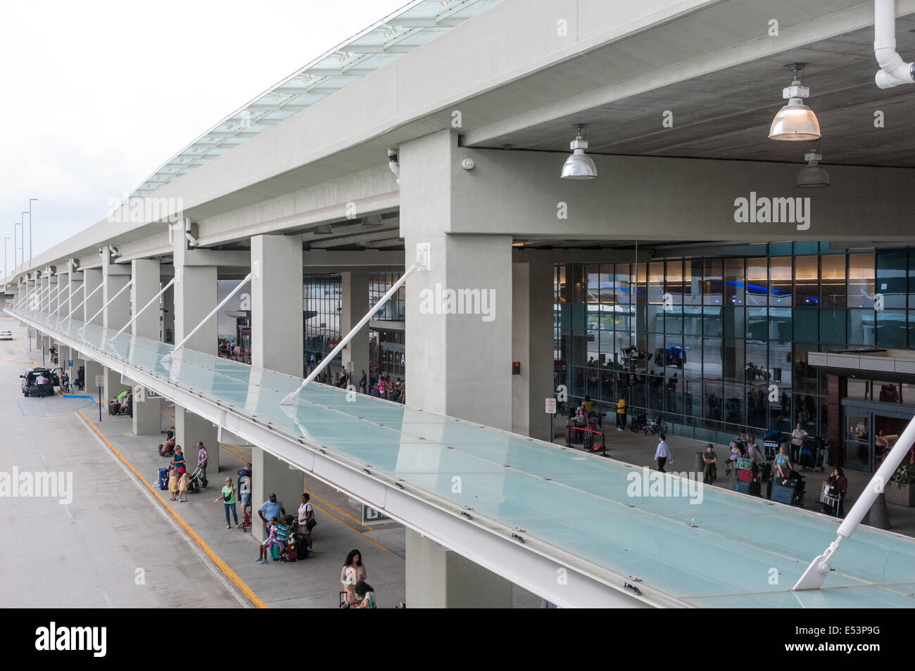 I passeggeri in arrivo e in partenza presso il Terminal internazionale di Atlanta Hartsfield-Jackson Aeroporto. Stati Uniti d'America. Foto Stock