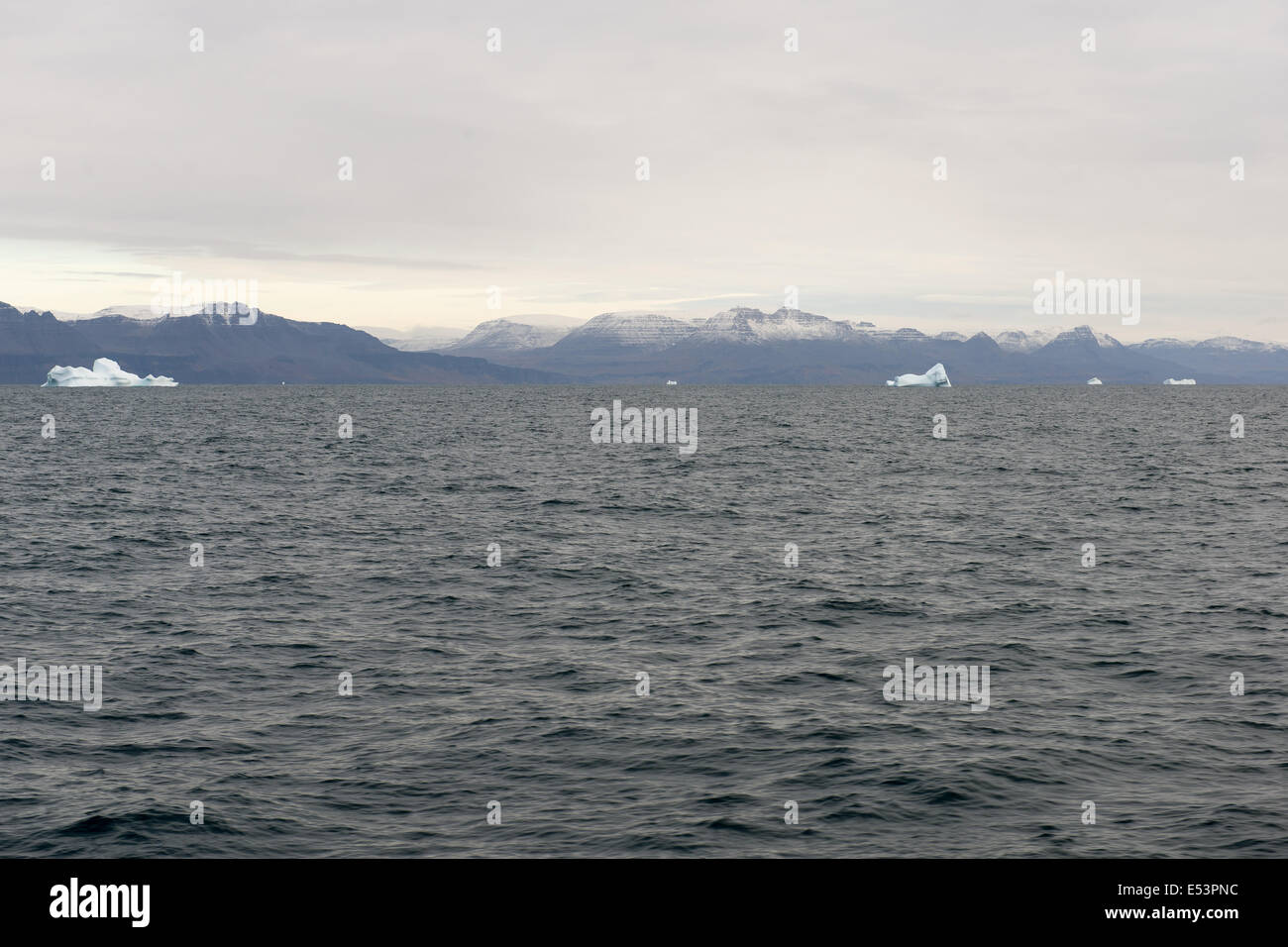 Iceberg intorno disko isola in Groenlandia, groenlandese seascape e paesaggio con montagne e acqua Foto Stock