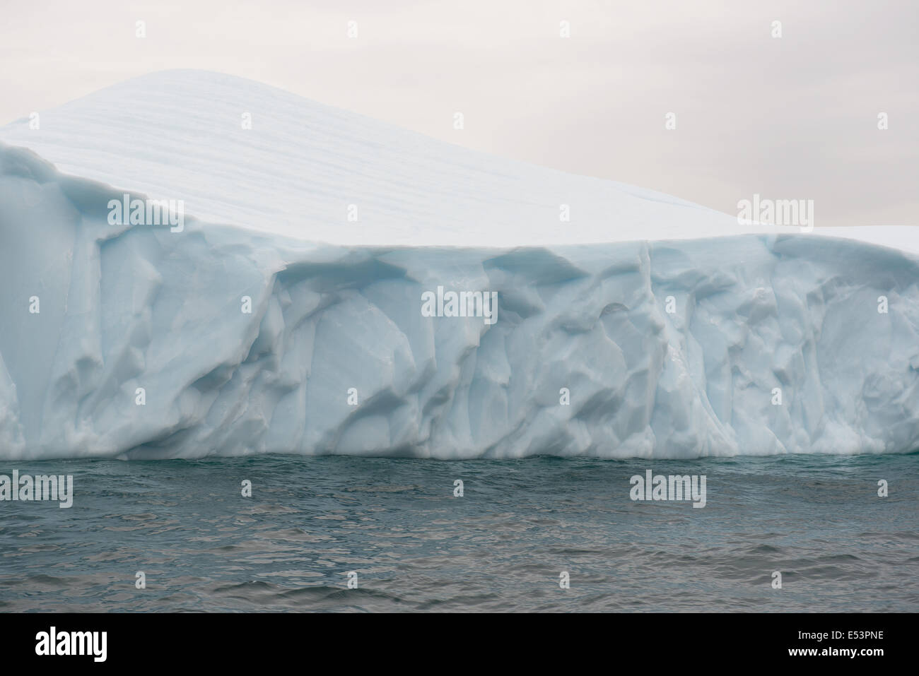 Dettaglio di un bellissimo iceberg nelle acque artiche intorno disko isola in Groenlandia Foto Stock