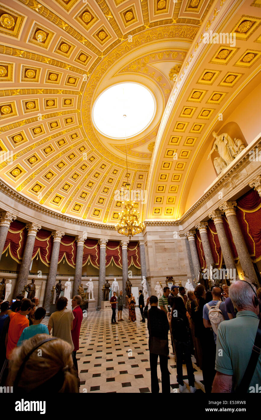 WASHINGTON D.C. - 23 Maggio 2014: i visitatori facendo escursioni alla US Capitol Building. Campidoglio degli Stati Uniti è il luogo di incontro Foto Stock