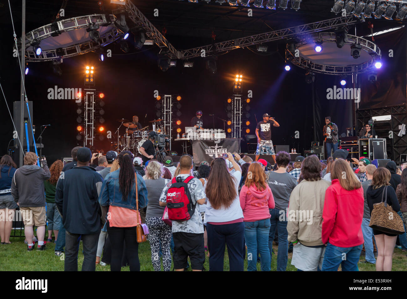 Una piccola folla a guardare la banda "Half Life' esecuzione presso il "Sound of Music Festival' a Spencer Smith Park in Burlington, ON. Foto Stock