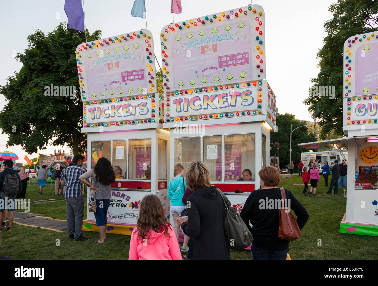 Le persone acquistano i biglietti al botteghino presso il "Sound of Music Festival' a Spencer Smith Park in Burlington, Ontario. Foto Stock