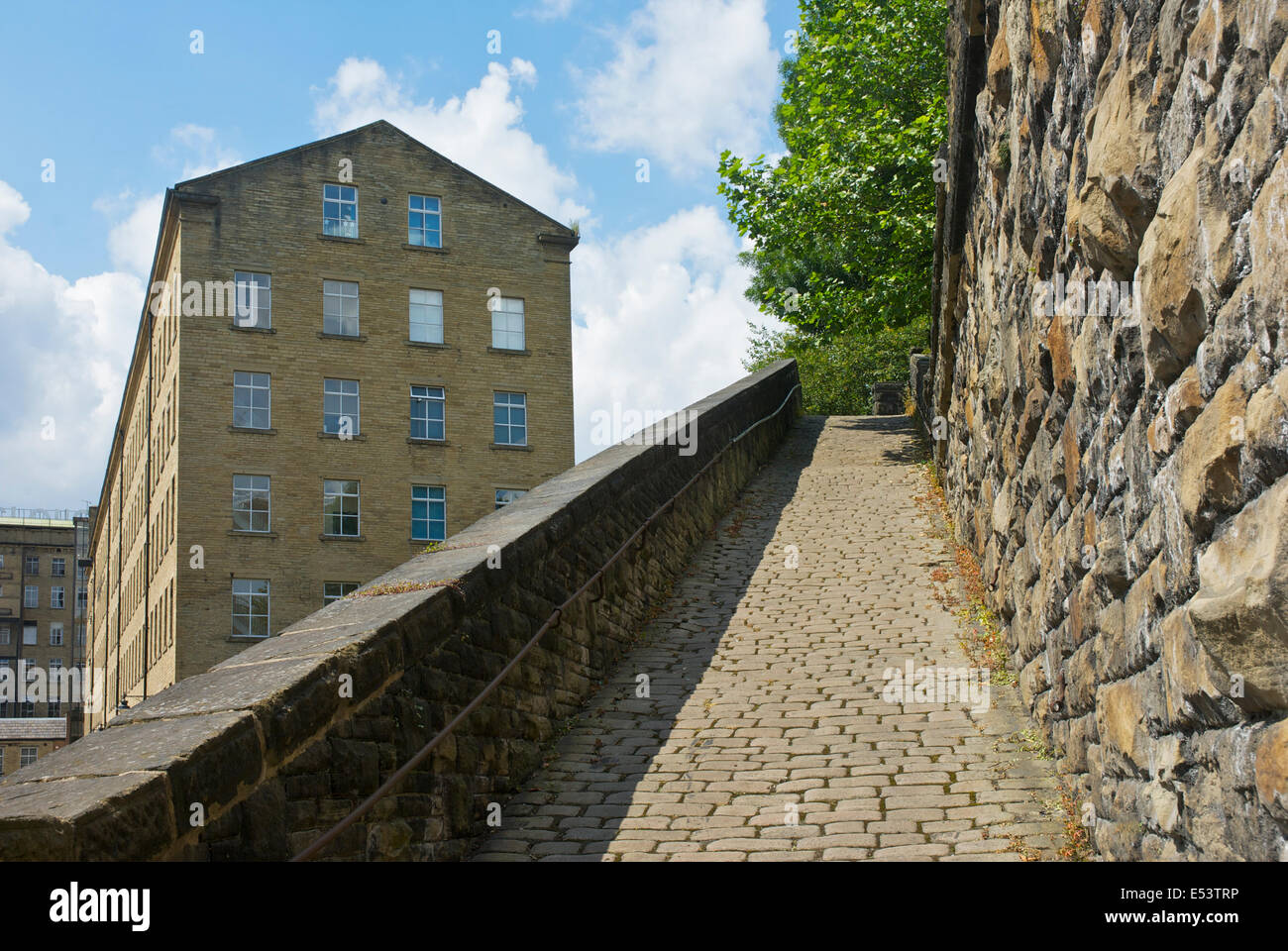 Passerella in ciottoli vicino a Dean Clough Mill, Halifax, West Yorkshire, Inghilterra, Regno Unito Foto Stock