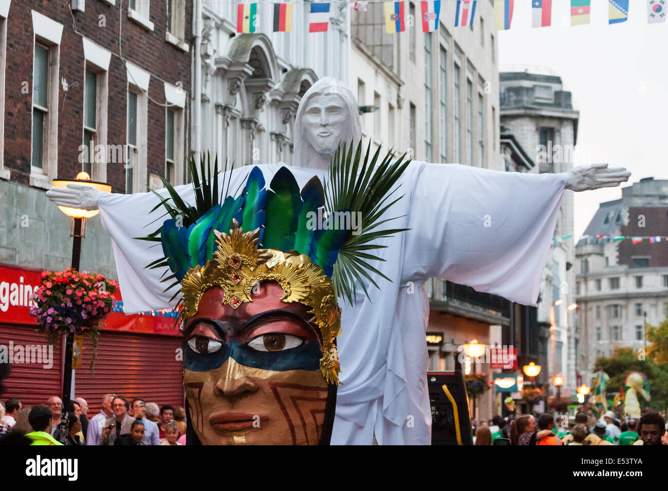 Liverpool, Regno Unito. 19 Luglio, 2014. Brazilica, Regno Unito solo festival brasiliano e Samba Carnevale ha avuto luogo in Liverpool di sabato 19 luglio, 2014. Bande di Samba e danzatori provenienti da tutto il mondo indossato i loro costumi per caso mentre il percorso attraverso il cuore del centro città di Liverpool è stato rivestito da migliaia di persone che vogliono testimoniare la manifestazione annuale. Credito: Christopher Middleton/Alamy Live News Foto Stock