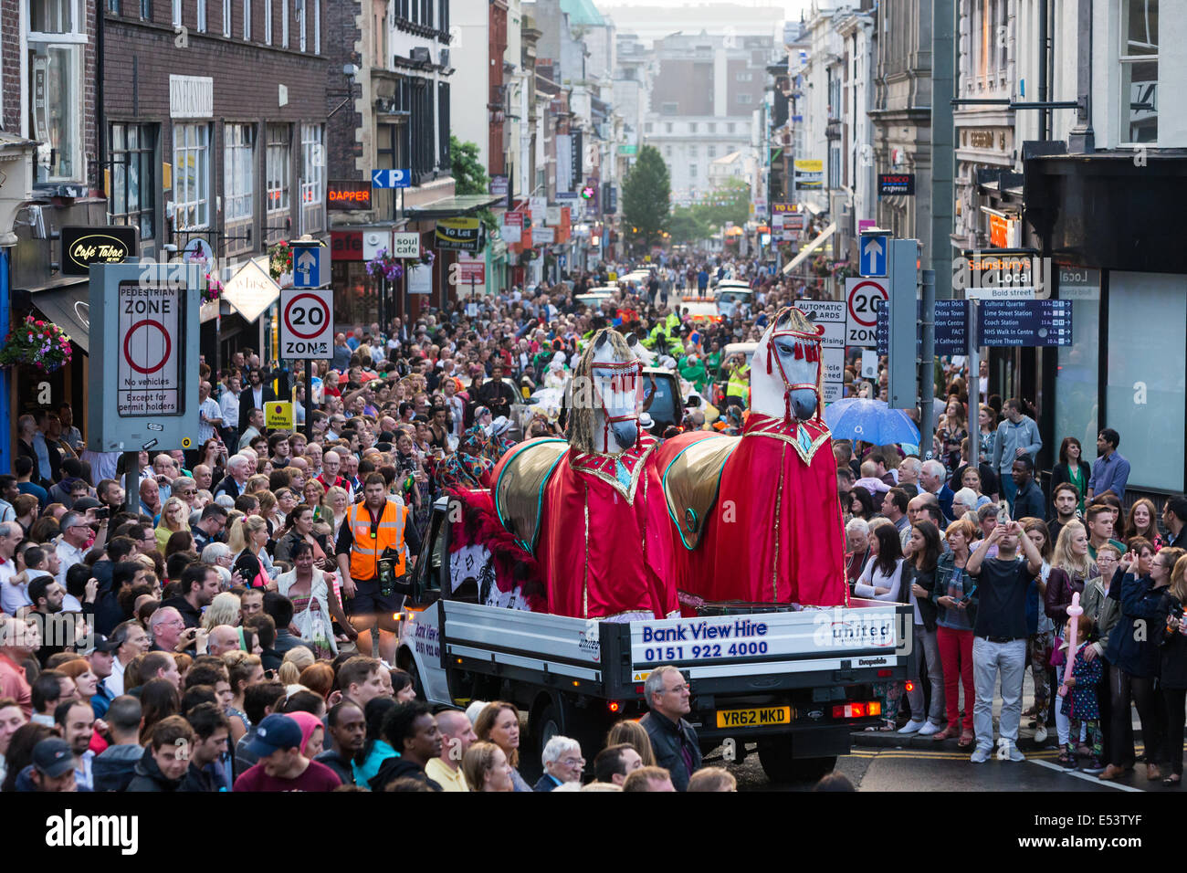 Liverpool, Regno Unito. 19 Luglio, 2014. Brazilica, Regno Unito solo festival brasiliano e Samba Carnevale ha avuto luogo in Liverpool di sabato 19 luglio, 2014. Bande di Samba e danzatori provenienti da tutto il mondo indossato i loro costumi per caso mentre il percorso attraverso il cuore del centro città di Liverpool è stato rivestito da migliaia di persone che vogliono testimoniare la manifestazione annuale. Credito: Christopher Middleton/Alamy Live News Foto Stock