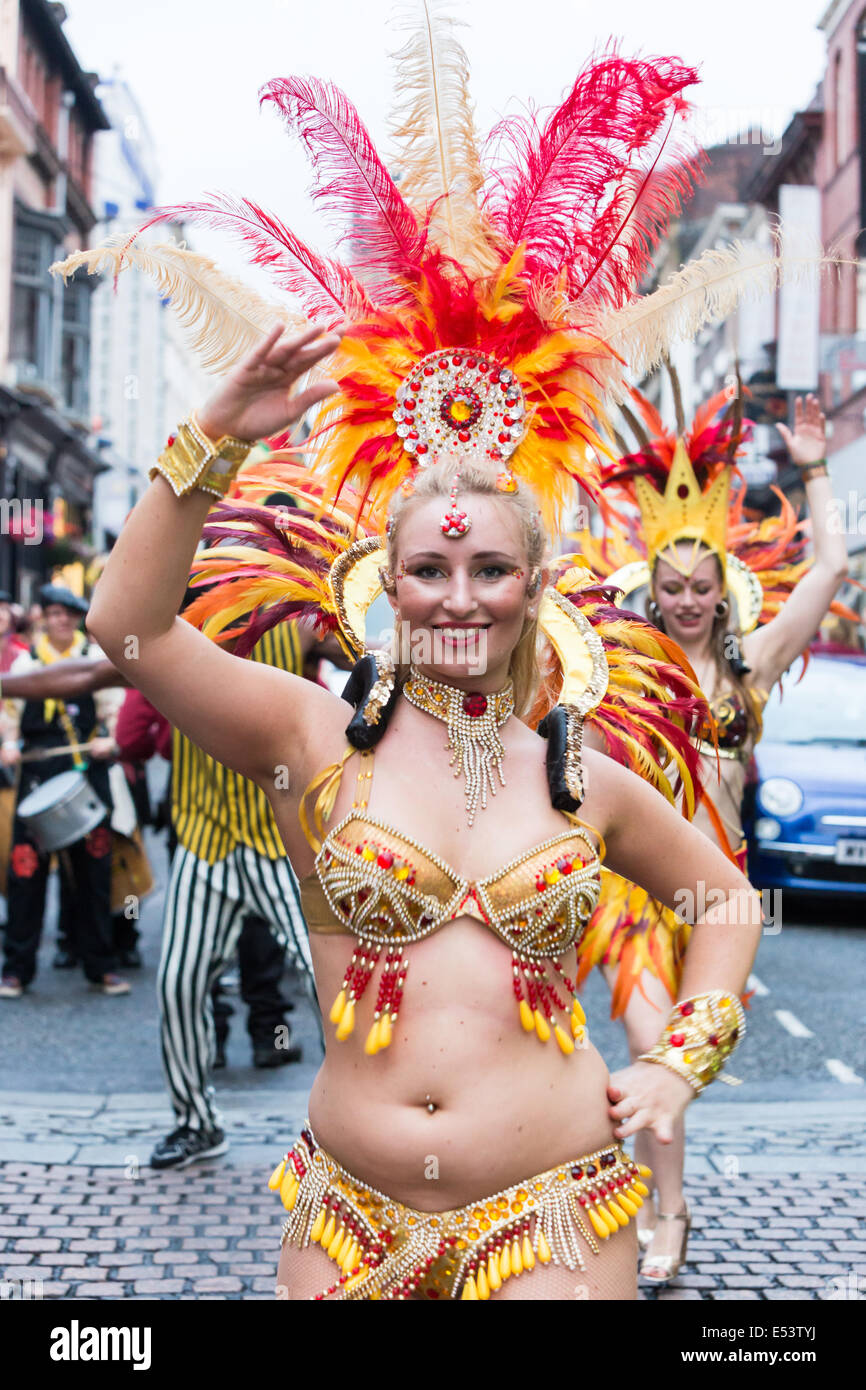 Liverpool, Regno Unito. 19 Luglio, 2014. Brazilica, Regno Unito solo festival brasiliano e Samba Carnevale ha avuto luogo in Liverpool di sabato 19 luglio, 2014. Bande di Samba e danzatori provenienti da tutto il mondo indossato i loro costumi per caso mentre il percorso attraverso il cuore del centro città di Liverpool è stato rivestito da migliaia di persone che vogliono testimoniare la manifestazione annuale. Credito: Christopher Middleton/Alamy Live News Foto Stock