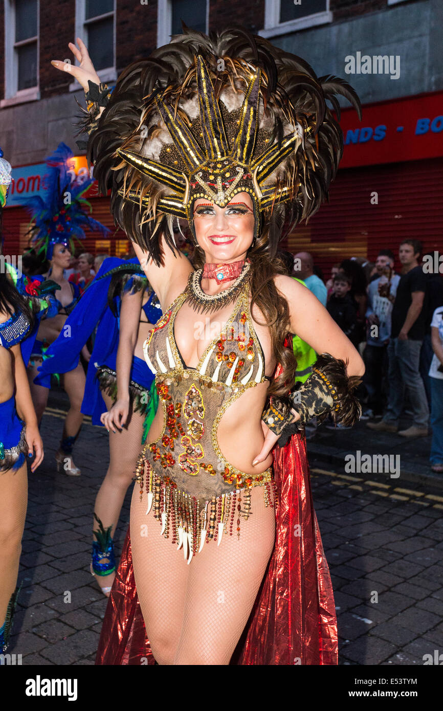 Liverpool, Regno Unito. 19 Luglio, 2014. Brazilica, Regno Unito solo festival brasiliano e Samba Carnevale ha avuto luogo in Liverpool di sabato 19 luglio, 2014. Bande di Samba e danzatori provenienti da tutto il mondo indossato i loro costumi per caso mentre il percorso attraverso il cuore del centro città di Liverpool è stato rivestito da migliaia di persone che vogliono testimoniare la manifestazione annuale. Credito: Christopher Middleton/Alamy Live News Foto Stock