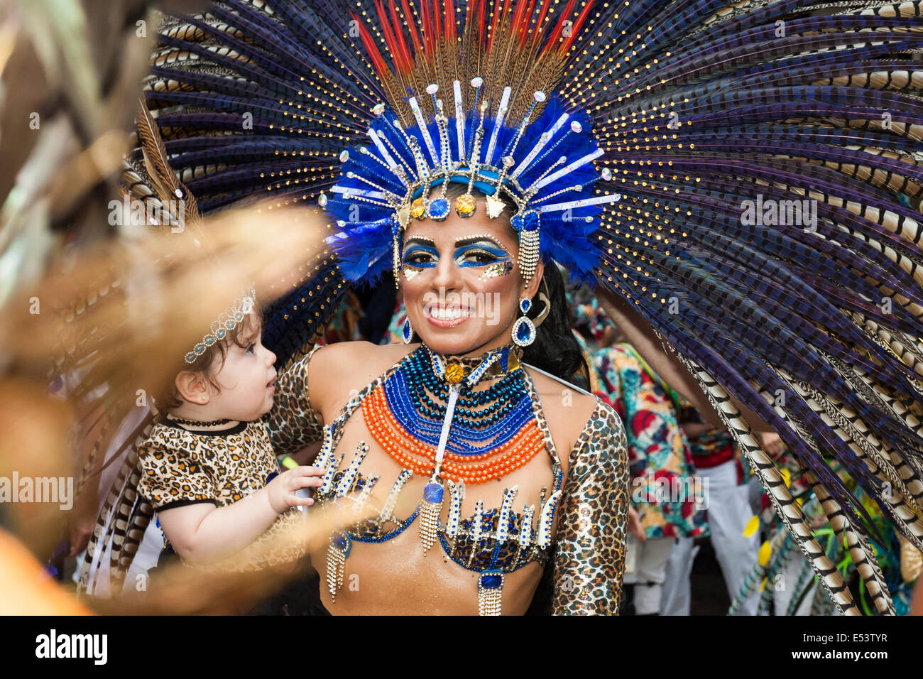 Liverpool, Regno Unito. 19 Luglio, 2014. Brazilica, Regno Unito solo festival brasiliano e Samba Carnevale ha avuto luogo in Liverpool di sabato 19 luglio, 2014. Bande di Samba e danzatori provenienti da tutto il mondo indossato i loro costumi per caso mentre il percorso attraverso il cuore del centro città di Liverpool è stato rivestito da migliaia di persone che vogliono testimoniare la manifestazione annuale. Credito: Christopher Middleton/Alamy Live News Foto Stock