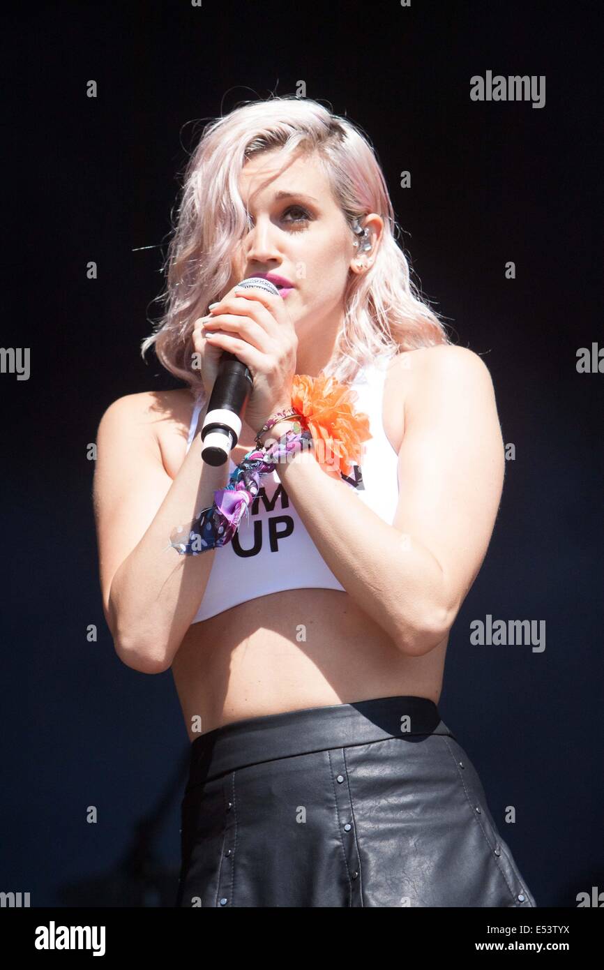 Pussycat Doll Ashley Roberts esibirsi sul palco principale del Guilfest 2014. Foto Stock