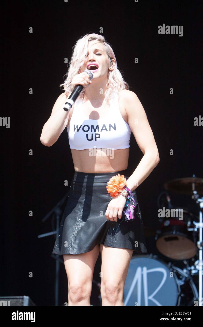 Pussycat Doll Ashley Roberts esibirsi sul palco principale del Guilfest 2014. Foto Stock