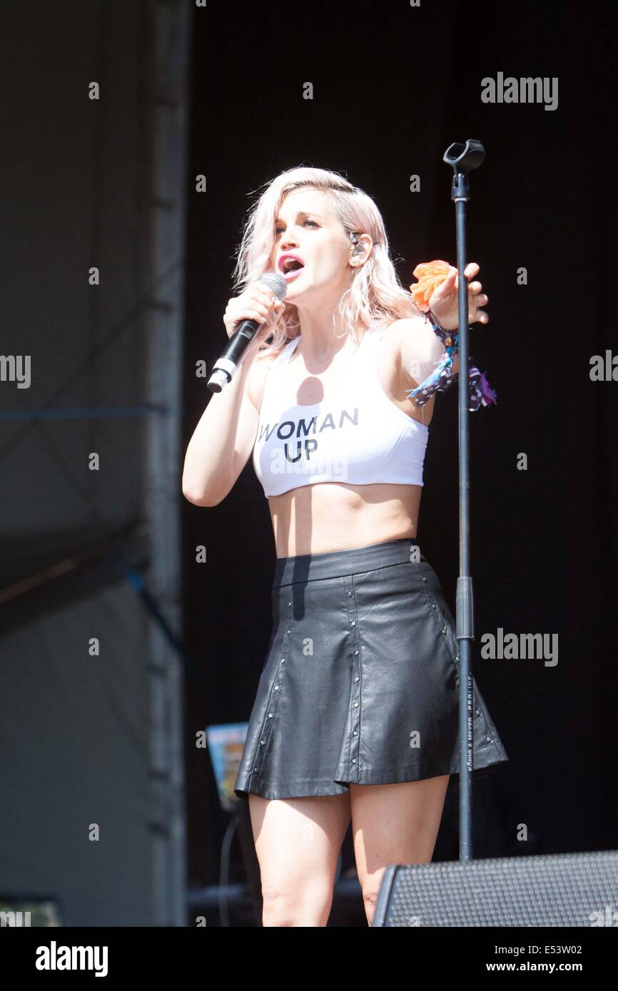 Pussycat Doll Ashley Roberts esibirsi sul palco principale del Guilfest 2014. Foto Stock