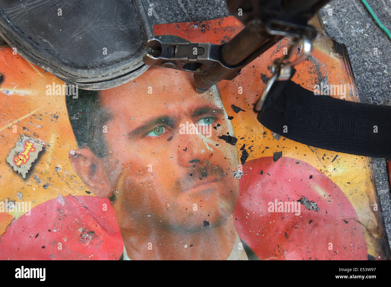 Aleppo, Siria. Xiv gen, 2013. Fase di combattenti e punto le loro armi a un poster di Bashar Al-Assad di Aleppo, Siria. © Reynaldo Leal/ZUMA filo/ZUMAPRESS.com/Alamy Live News Foto Stock