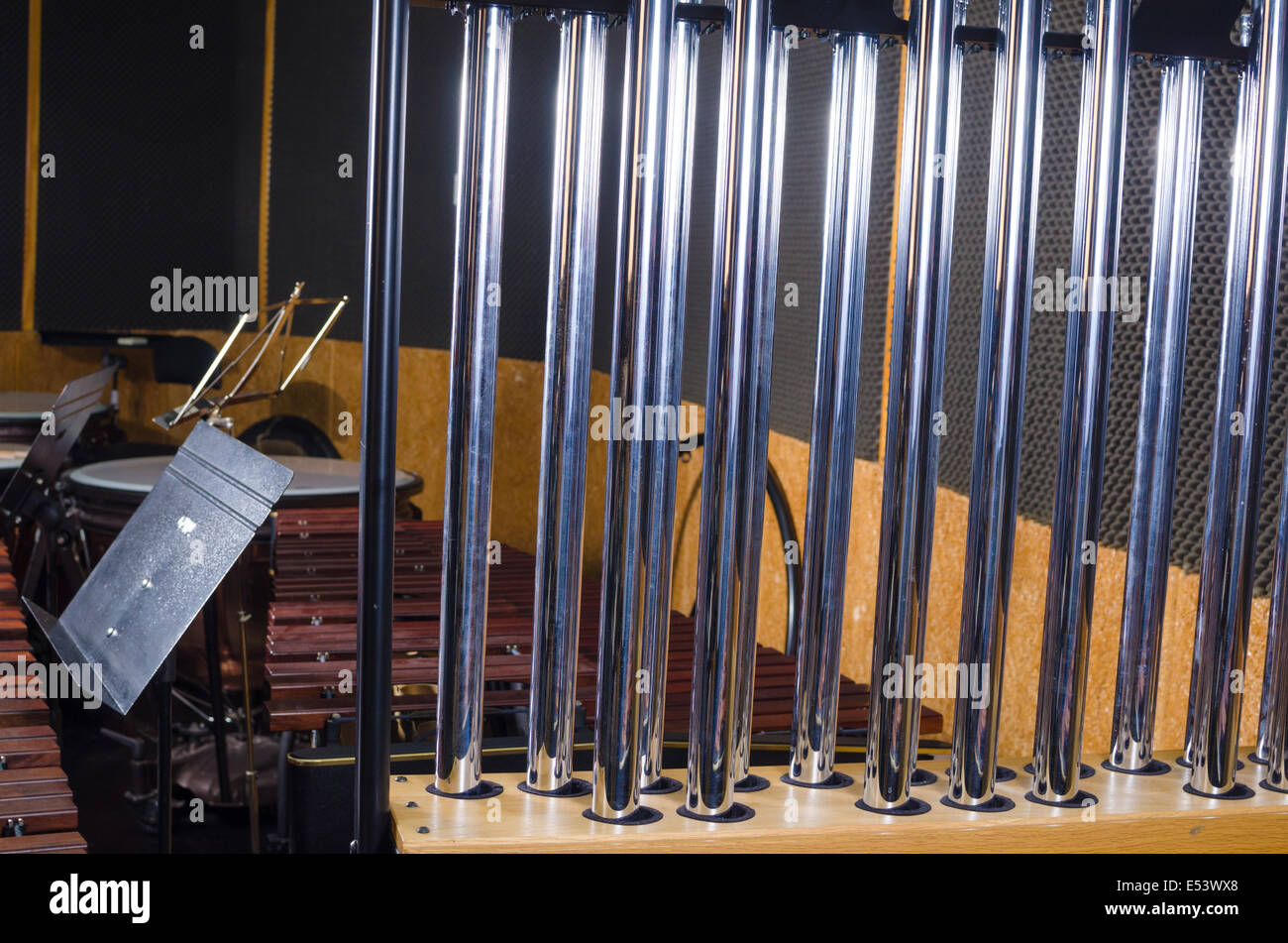 Tubular Bells contro lo sfondo di altri strumenti a percussione Foto Stock